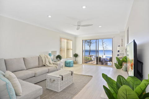 Adrift Retreat - St Georges Basin Waterfront Home - Tourism Gold Coast 1