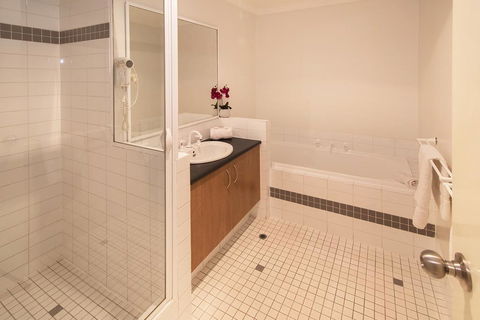 Apartment 115 - Located On The Main Street - Tourism Gold Coast 3