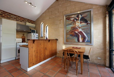 Art On Attfield - Cute Heritage 1 Bedroom Stone Cottage - Tourism Gold Coast 3