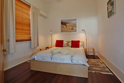 Art On Attfield - Cute Heritage 1 Bedroom Stone Cottage - Tourism Gold Coast 2