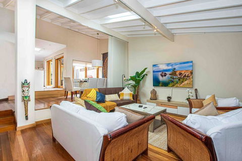 Luxury Retreat Home - 4bed House W/Parking - Mins From CBD - Tourism Gold Coast 0