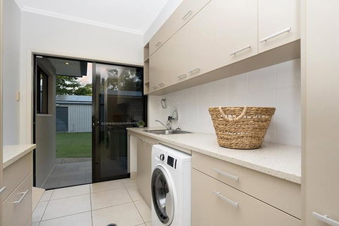 Luxury Style Living 20 Minutes From CBD - Gold Coast 3