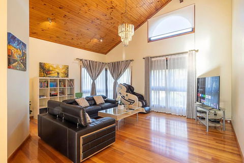 Magnificent Eltham House With Stunning View - Gold Coast 0