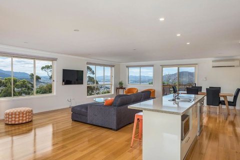 Mayhill Views Space And Style - Tourism Gold Coast 1