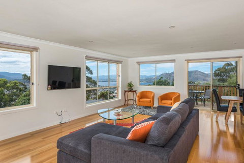 Mayhill Views Space And Style - Tourism Gold Coast 0