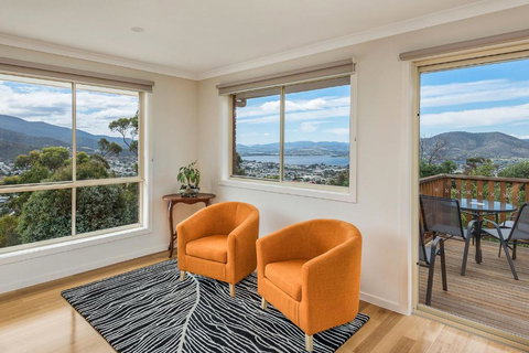 Mayhill Views Space And Style - Tourism Gold Coast 2