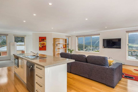 Mayhill Views Space And Style - Tourism Gold Coast 3