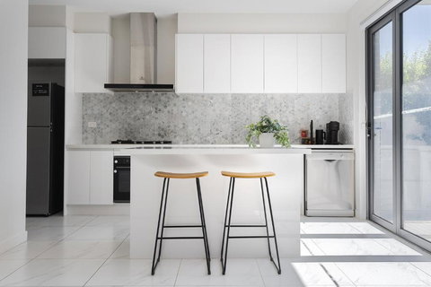 Modern Townhouse - Cafes, Shops, Bus, Freeway Access - Tourism Gold Coast 3