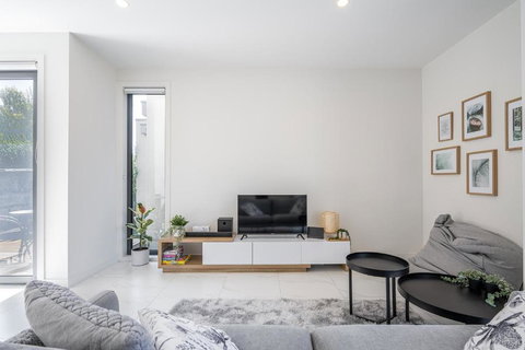 Modern Townhouse - Cafes, Shops, Bus, Freeway Access - Tourism Gold Coast 1