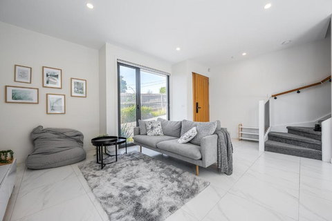 Modern Townhouse - Cafes, Shops, Bus, Freeway Access - Tourism Gold Coast 0