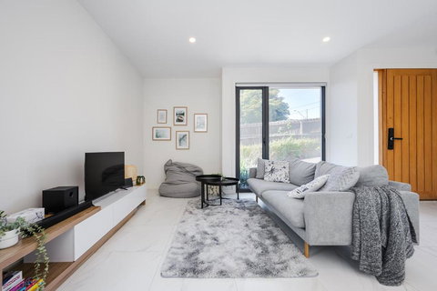 Modern Townhouse - Cafes, Shops, Bus, Freeway Access - Tourism Gold Coast 2