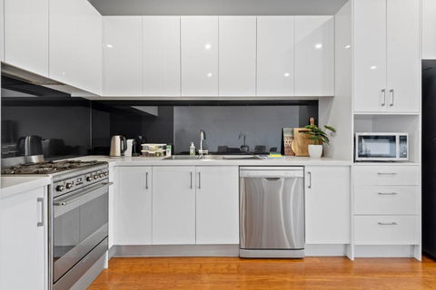 Modern 2-Bed Home In Brunswick With Courtyard - Tourism Gold Coast 2