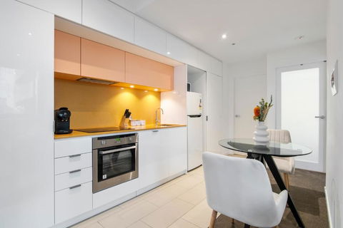 Modern 2BR Apt W City Views, Balcony & Wi-Fi - Gold Coast 1