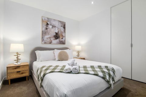 Modern 2BR Apt W City Views, Balcony & Wi-Fi - Gold Coast 3