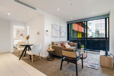 Modern 2BR Apt W City Views, Balcony & Wi-Fi - Gold Coast 2