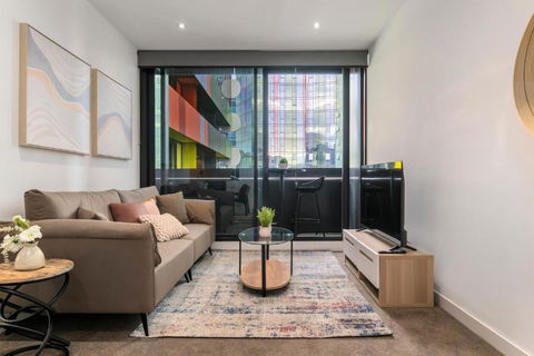 Modern 2BR Apt W City Views, Balcony & Wi-Fi - Gold Coast 0