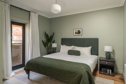 Modern 3-Bed Coastal Escape - Tourism Gold Coast 1