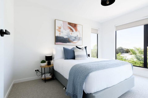 Modern Beaconsfield Retreat With Town Views - Tourism Gold Coast 3