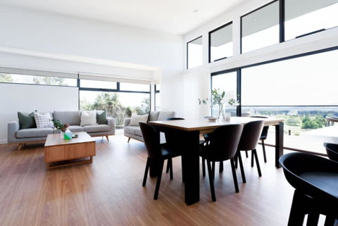 Modern Beaconsfield Retreat With Town Views - Tourism Gold Coast 2