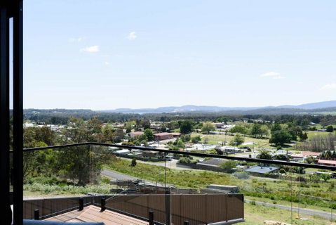 Modern Beaconsfield Retreat With Town Views - Tourism Gold Coast 1