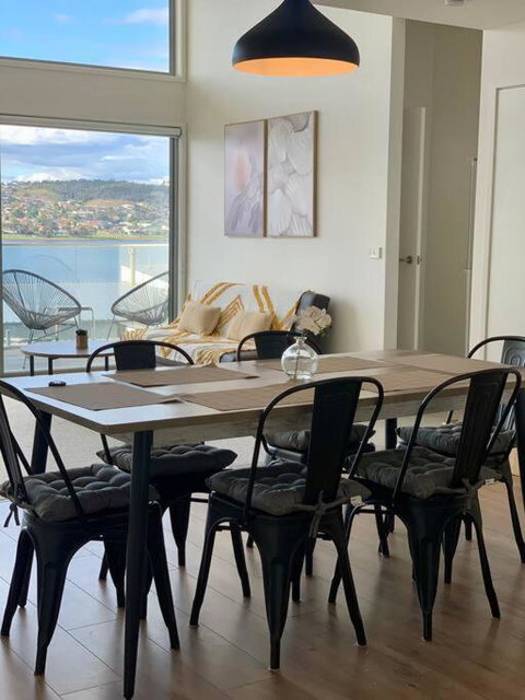 Modern Villa With Water View - Tourism Gold Coast 0