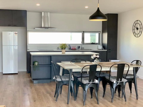 Modern Villa With Water View - Tourism Gold Coast 1