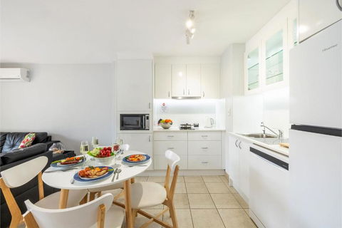 Nelson Bay Breeze Apartment, 29,1 Trafalgar Street - Air Conditioned Unit With Linen Supplied, Complex Pool And Spa - Tourism Gold Coast 2