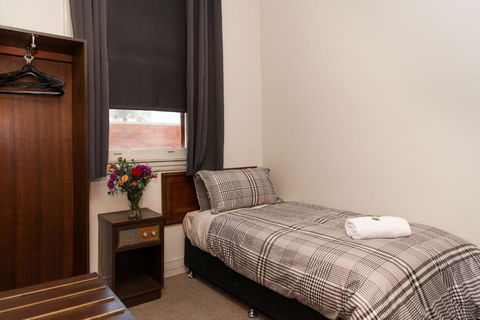 New Crown Hotel Motel - Tourism Gold Coast 2