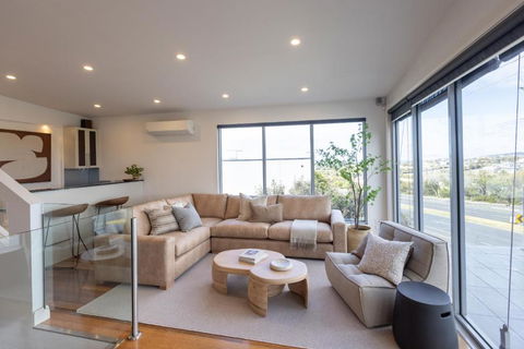 NEW Pleasant View Stays TORQUAY - Tourism Gold Coast 0