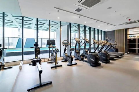 NEW Skyline View Luxury Apt Homey Heart Of ADL - Tourism Gold Coast 2