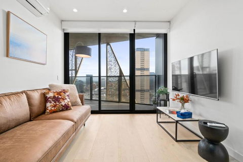 NEW Skyline View Luxury Apt Homey Heart Of ADL - Tourism Gold Coast 0