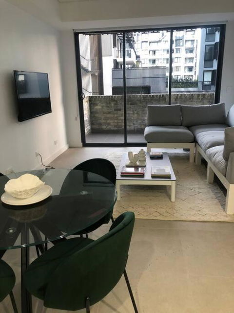 New Spacious 1 Bedroom Apartment Rosebery - Tourism Gold Coast 1
