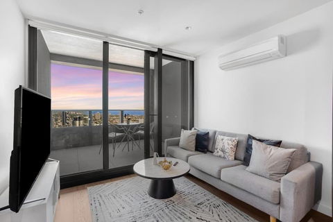 NEW Waterfront Living With Sublime Views 2B1B - Tourism Gold Coast 1