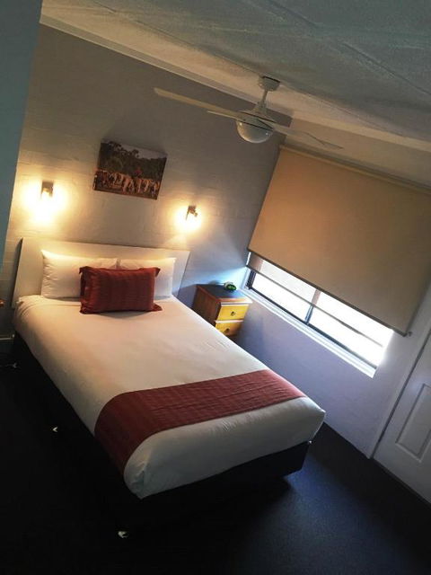 Nicholas Royal Motel - No Pets Allowed - Tourism Gold Coast 0