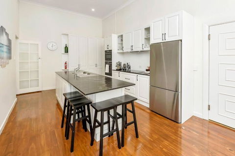 Normanville, Large Historic Three Bedroom Home - Gold Coast 2