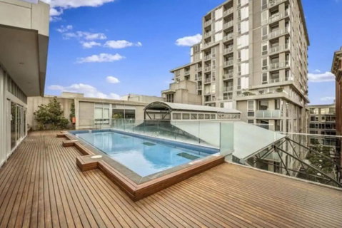 Parade Place - A Central Balcony Stay - Tourism Gold Coast 2