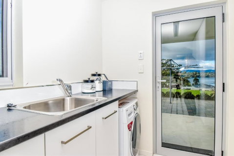 Paradise Point - Entire Home In Clarence Point, Tasmania Australia, 10 Guests 7 Bedrooms 7 Beds 3 Baths - Tourism Gold Coast 3