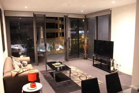 Perfectly Located Modern Apartment - Canberra CBD - Gold Coast 1