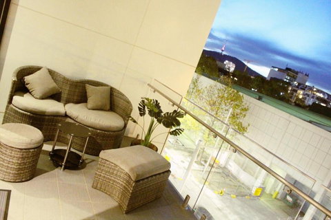Perfectly Located Modern Apartment - Canberra CBD - Gold Coast 3