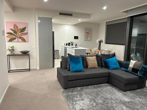 Plush Apartment On Mort - Tourism Gold Coast 0