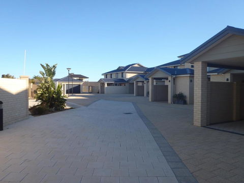 Port Denison Beach Resort - Tourism Gold Coast 3