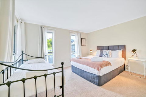 Port View Escape - Tourism Gold Coast 3