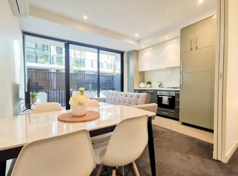 PR126-1 BR Comfy Stay Next To Station With FREE Parking - Tourism Gold Coast 2