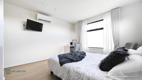 Queen Bed Stylish Suite With TV - Room 12 - Tourism Gold Coast 0