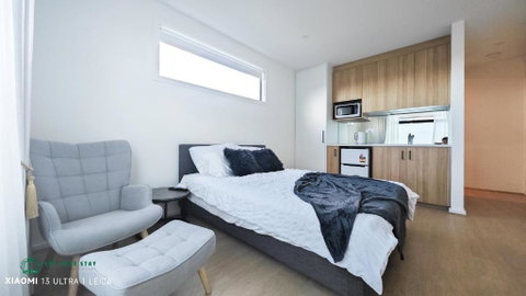 Queen Bed Stylish Suite With TV - Room 12 - Tourism Gold Coast 2