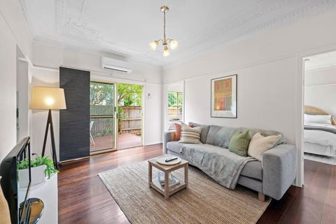 Quiet & Bright Art Deco Apartment By New Farm Park - Tourism Gold Coast 0