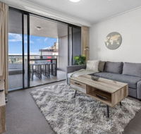 AU1 - Long Stay w Balcony RiverViews Fast WiFi - Gold Coast