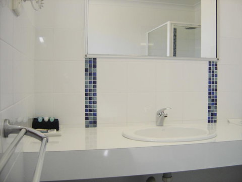 Avaleen Lodge Motor Inn - Tourism Gold Coast 1