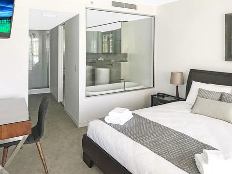 Awesome Ocean Views Broadbeach WiFi, Netflix, Wine - Tourism Gold Coast 2