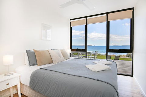 Azure Absolute Beachfront - Pet Friendly - Tourism Gold Coast 3